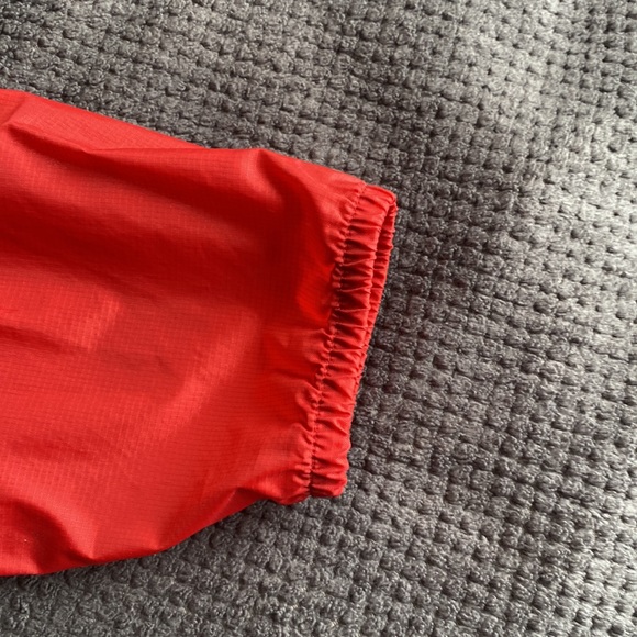 North Face women windbreaker . Red and Pink Never been worn. Size Small - Picture 6 of 7
